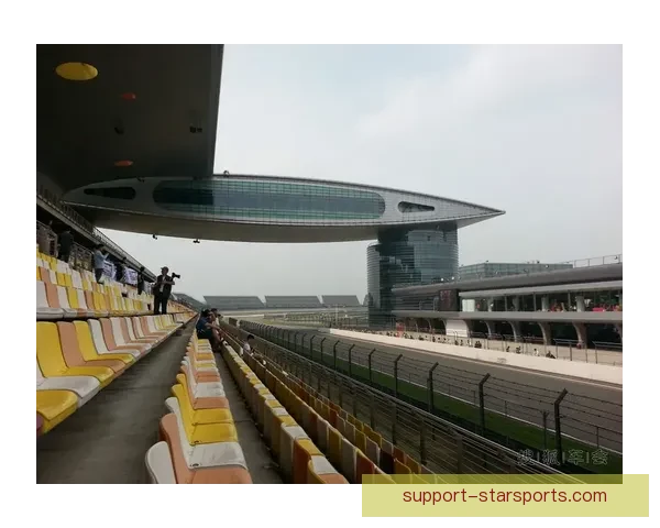 围绕F1赛场风云聚焦车手转会与技术革新动态及车队战略博弈全景解读